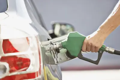 When does Illinois' gas tax increase, and what decides how much it goes up?